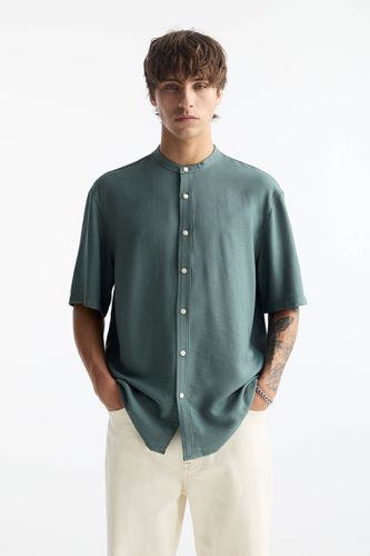 Chemise Basique À Col Officier Et Manches Courtes - Pull&Bear - Modalova