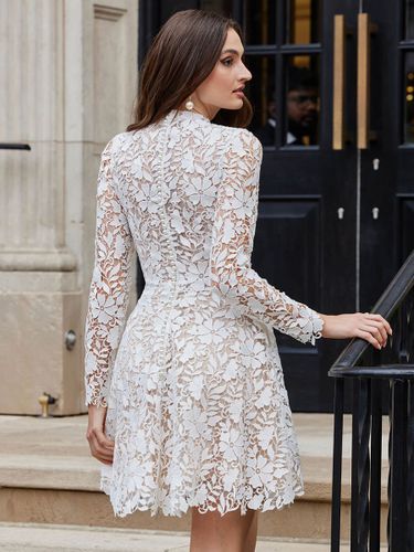 Robe de mariée courte en dentelle col montant manche longue boutonné sur dos - milanoo.com - Modalova
