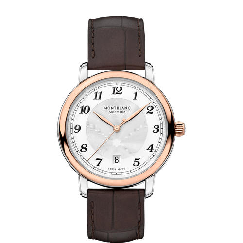 D'une minuterie chemin de fer distinctive et d'une aiguille des secondes prolongée par l’emblème . La montre se présente avec un boîtier en acie - MONTBLANC - Modalova