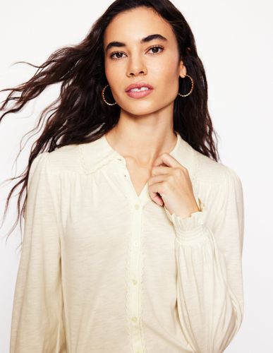 Chemise smockée en jersey-Ivoire et Bleu Marine à Pois - Boden - Modalova