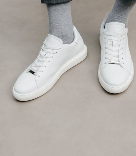 Chaussures sneakers en cuir blanches - IZAC - Modalova