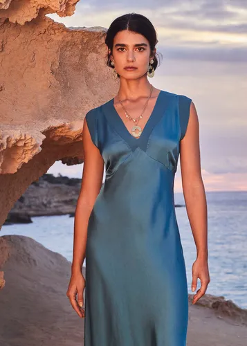 Robe longue fluide habillée bleue - La Fée Maraboutée - Modalova