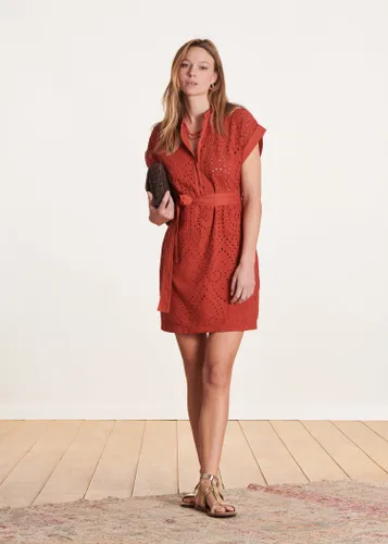 Robe courte terracotta en broderie anglaise manches courtes - La Fée Maraboutée - Modalova