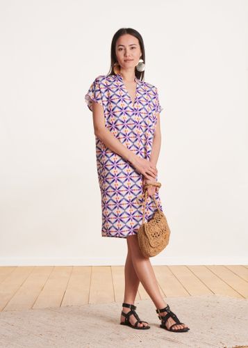 Robe courte droite imprimée violette à manches courtes - La Fée Maraboutée - Modalova