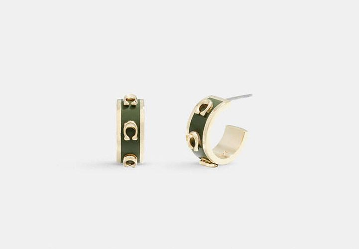 Pendientes Huggie con broche de firma - COACH® - Modalova