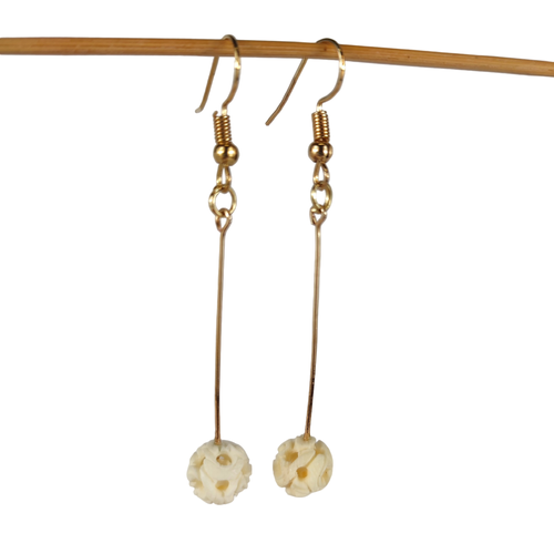 Boucles d'oreilles faon rose sculpte dans de l'os - Label Emmaus - Modalova
