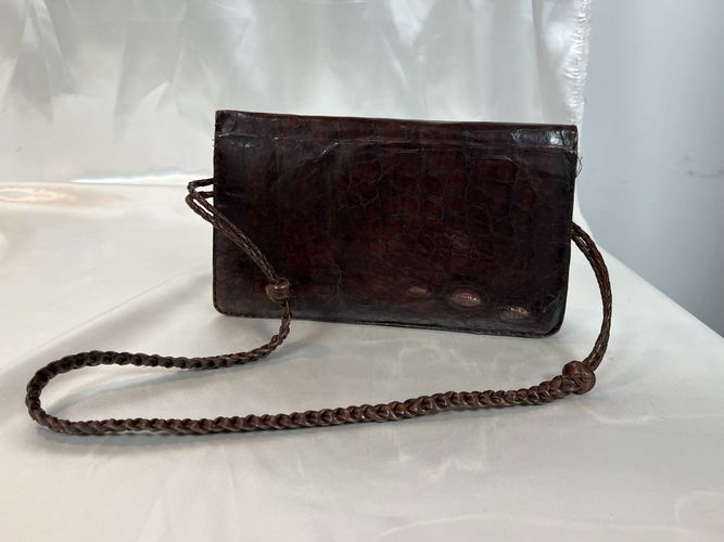 Sac pochette, en crocodile style annes 50-60. Excellent tat. Deux grandes pochettes spares par une pochette zipp et agrmentes d'une poch - Label Emmaus - Modalova