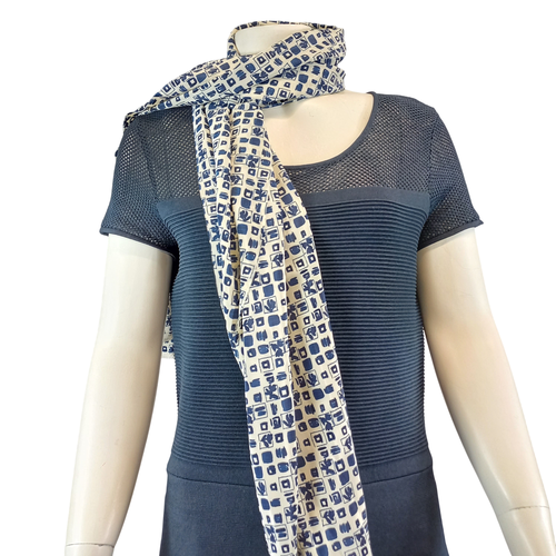 Foulard ecru avec motifs bleu - Label Emmaus - Modalova