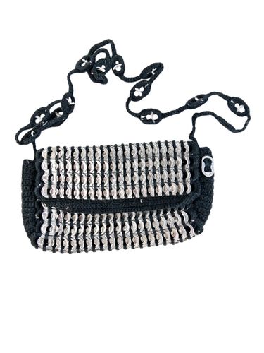 Pochette de crateur  bandoulire fabrique avec goupilles de canettes faon Paco Rabanne - Label Emmaus - Modalova