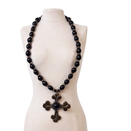 Collier 55cm de perles de pierre avec pendentif croix en laiton - Label Emmaus - Modalova