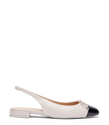SLEEK BOW SLINGBACK FLAT, Last chance, /, CUIR DE VEAU LISSE/VERNIS - Stuart Weitzman - Modalova