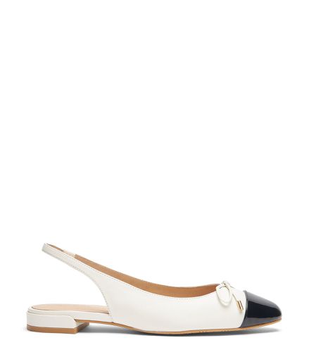 SLEEK BOW SLINGBACK FLAT, CHAUSSURES PLATES ET MOCASSINS, CRÈME/, CUIR DE VEAU LISSE/VERNIS - Stuart Weitzman - Modalova