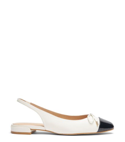 SLEEK BOW SLINGBACK FLAT, Last chance, CRÈME/, CUIR DE VEAU LISSE/VERNIS - Stuart Weitzman - Modalova