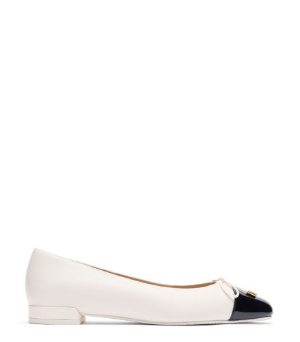 SLEEK BOW FLAT, CHAUSSURES PLATES ET MOCASSINS, CRÈME/, NAPPA LAQUÉ/PATENT - Stuart Weitzman - Modalova