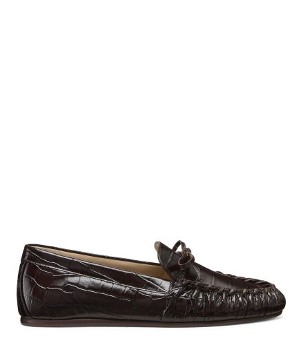 BRITT BOW LOAFER, CHAUSSURES PLATES ET MOCASSINS, , LUSH SOFT CROC - Stuart Weitzman - Modalova
