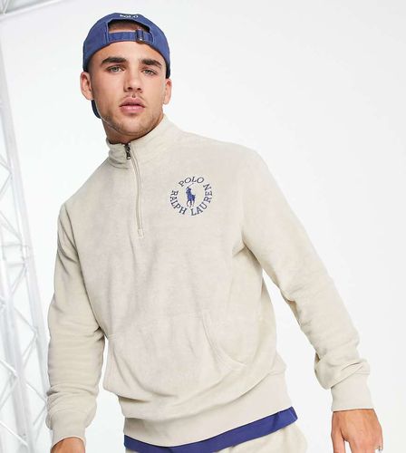 Collaboration exclusive - x ASOS - Sweat à demi-fermeture éclair et petit logo circulaire - Taupe - Polo Ralph Lauren - Modalova