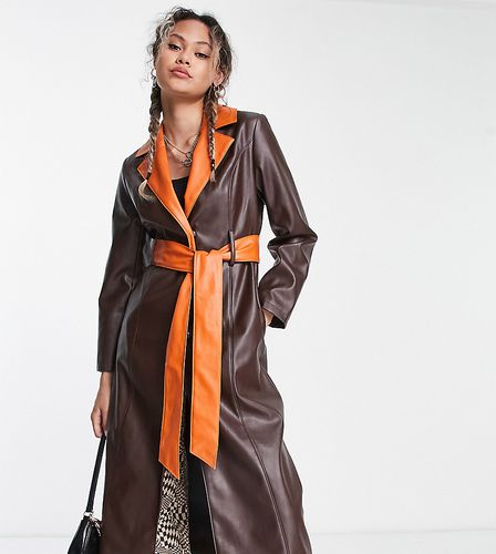 Trench-coat en imitation cuir avec détails orange contrastants - Marron - Collusion - Modalova