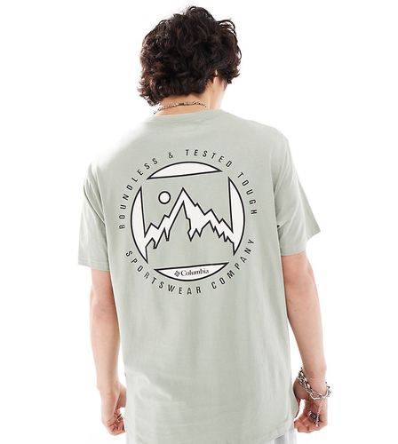 Brice Creek - T-shirt avec imprimé montagne au dos - Kaki - Exclusivité ASOS - Columbia - Modalova