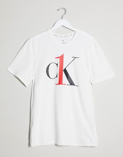 CK One large - T-shirt confortable à col ras de cou et gros logo - Calvin Klein - Modalova