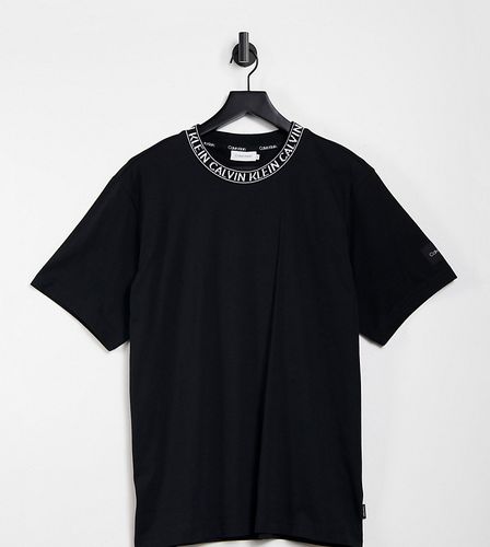 Exclusivité ASOS - T-shirt décontracté à logo sur l'encolure - CK - Calvin Klein - Modalova