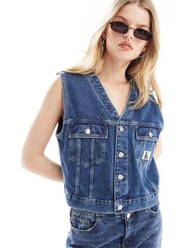 Débardeur en jean avec écusson logo - Délavage moyen - Calvin Klein Jeans - Modalova
