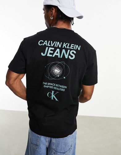 Future - T-shirt à imprimé galaxie au dos - Calvin Klein Jeans - Modalova