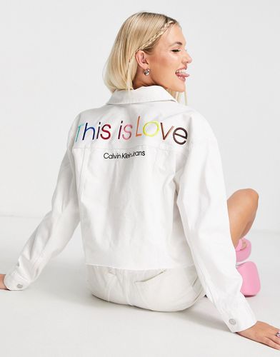 Pride - Veste en jean oversize courte - Calvin Klein Jeans - Modalova