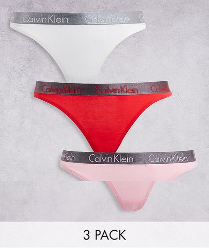Radiant - Lot de 3 strings en coton avec taille à logo métallisé - Blanc, rose et rouge - Calvin Klein - Modalova