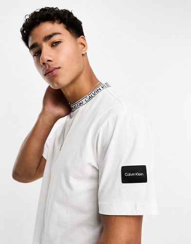 T-shirt avec bande griffée sur le col et écusson sur le côté - Calvin Klein - Modalova