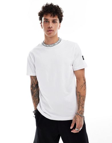 T-shirt avec bande griffée sur le col et écusson sur le côté - Calvin Klein - Modalova