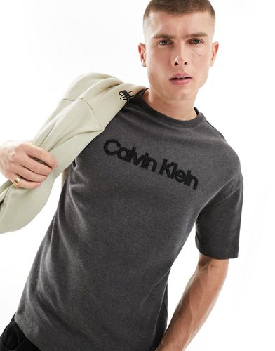 T-shirt avec broderie logo en relief - foncé - Calvin Klein - Modalova