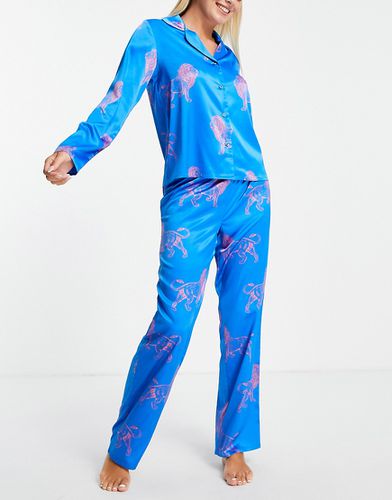 Ensemble pyjama avec haut à revers et pantalon long en satin - Cobalt à imprimé lion - Chelsea Peers - Modalova