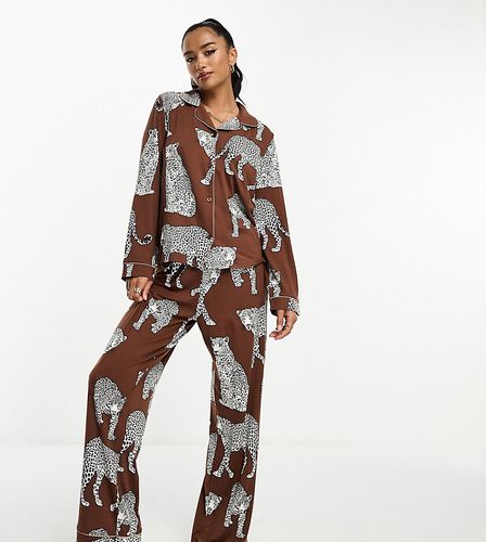 Exclusivité - Pyjama avec top boutonné et pantalon en jersey - Imprimé léopards - Marron - Chelsea Peers Petite - Modalova