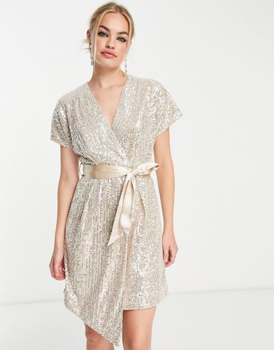 Robe courte portefeuille style kimono à sequins - Champagne - Closet London - Modalova