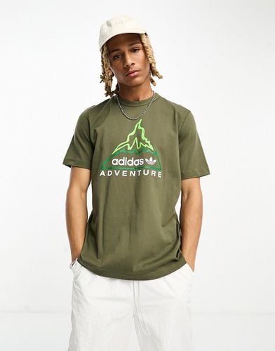 Adventure - T-shirt à imprimé volcan - Olive Strata - Adidas Originals - Modalova