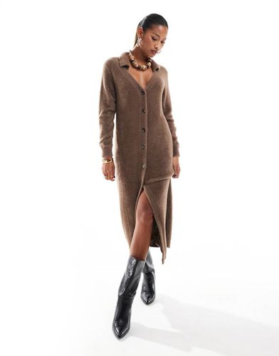 Robe gilet long en maille duveteuse avec col - Marron moyen - Aria Cove - Modalova