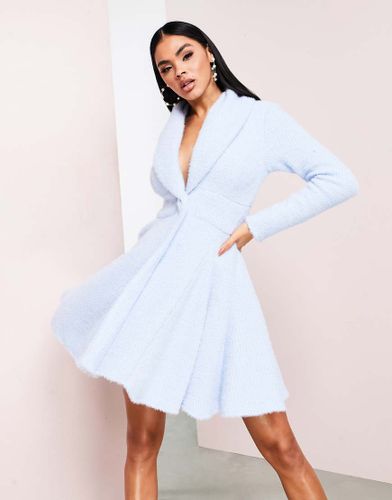 ASOS LUXE - Robe style smoking en maille duveteuse avec jupe virevoltante - pastel - Asos Luxe - Modalova