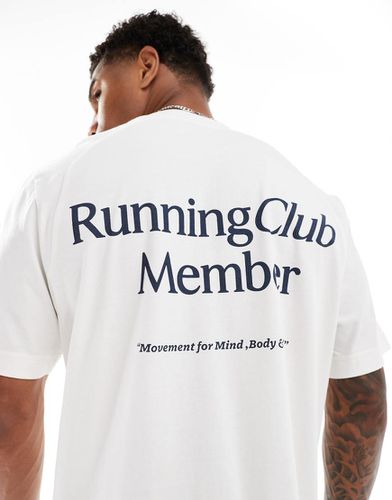 T-shirt imprimé Running Club au dos - Blanc cassé - Asos 4505 - Modalova