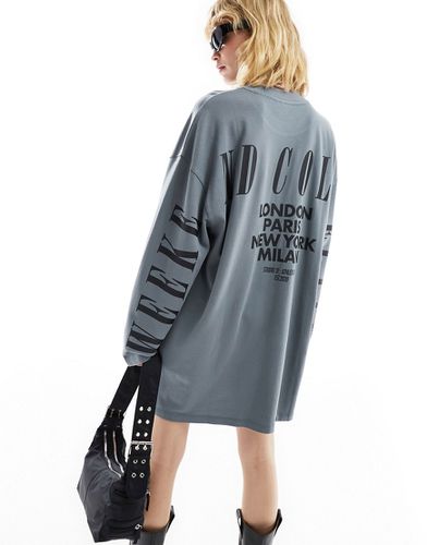 Robe t-shirt oversize à manches longues avec logo au dos - Anthracite délavé - Asos Weekend Collective - Modalova