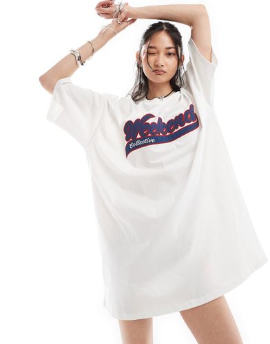 ASOS - Weekend Collective - Robe t-shirt oversize avec logo bleu - Écru - Asos Weekend Collective - Modalova