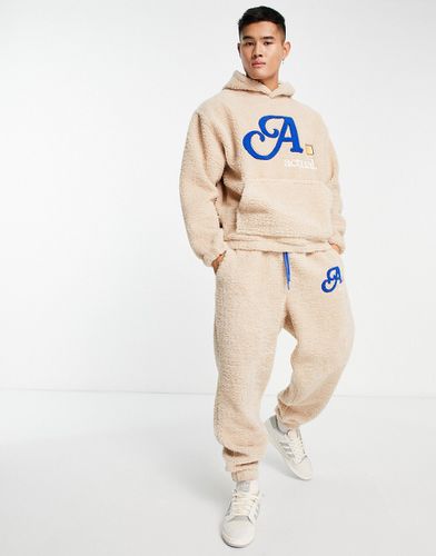 ASOS Actual - Pantalon de jogging d'ensemble en imitation peau de mouton avec logo à lettre arrondie - Crème - Asos Design - Modalova
