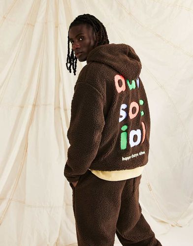 ASOS Daysocial - Sweat à capuche d'ensemble oversize imitation peau de mouton duveteuse avec grand logo brodé au dos - Asos Design - Modalova