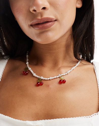 Collier de perles fantaisie avec trois cerises rouges - Asos Design - Modalova