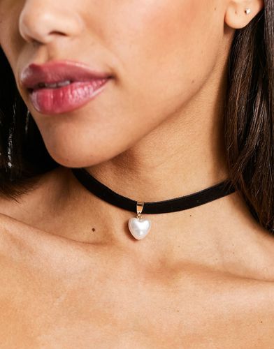 Collier ras du cou en velours avec pendentif en perle fantaisie - Asos Design - Modalova