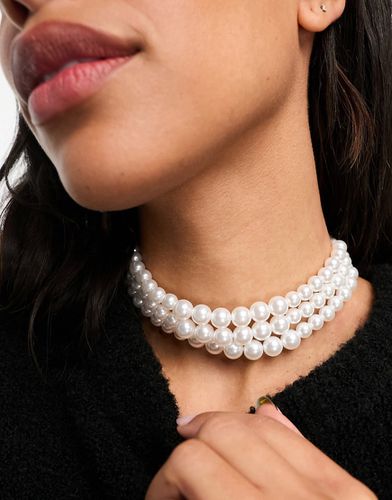 Collier ras du cou trois rangs en perles nacrées - Asos Design - Modalova