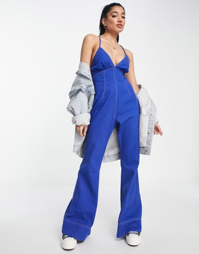 Combinaison large à bretelles croisées dans le dos en sergé - jean - Asos Design - Modalova