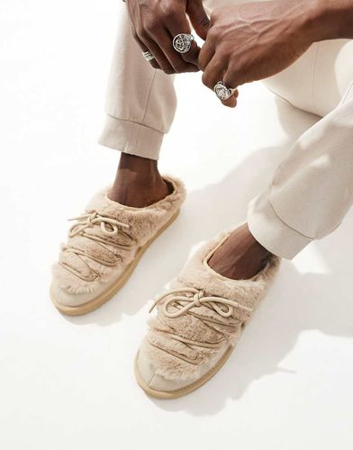 Chaussons chunky en fausse fourrure avec lacets - Crème - Asos Design - Modalova