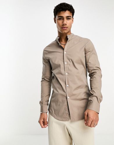 Chemise ajustée à col grand-père - Taupe - Asos Design - Modalova