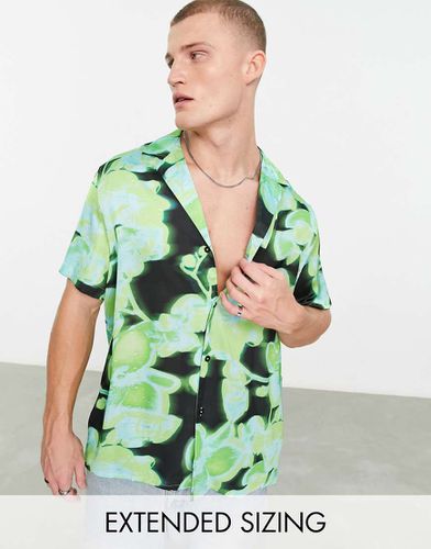 Chemise décontractée avec large col à revers en satin imprimé fleurs d'orchidée - Asos Design - Modalova