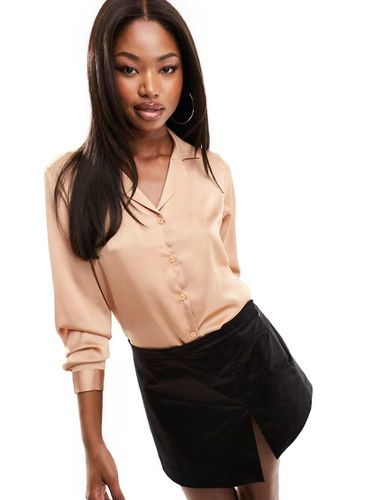 Chemise décontractée en satin - Caramel - Asos Design - Modalova